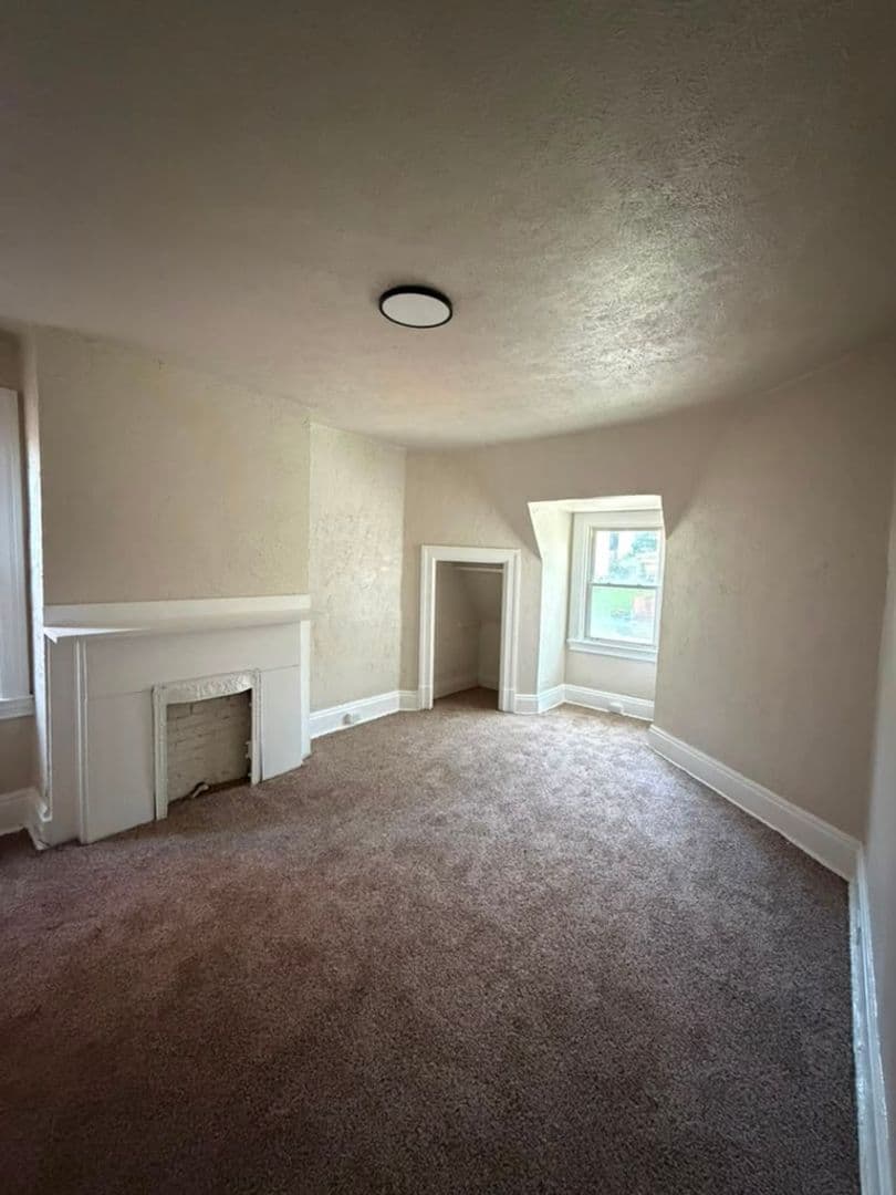 Pittsburgh House: 215 Moore Ave
