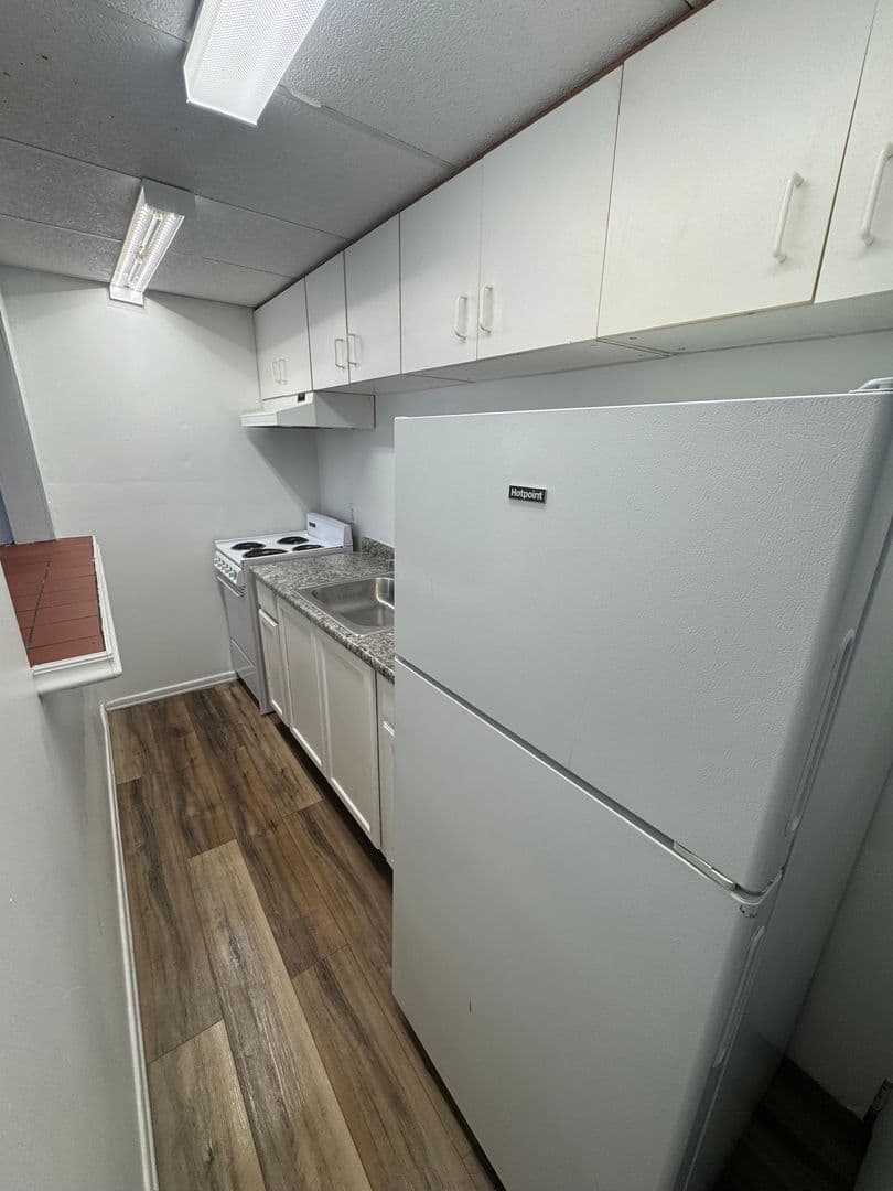 Pittsburgh Apartment: 640 College St.