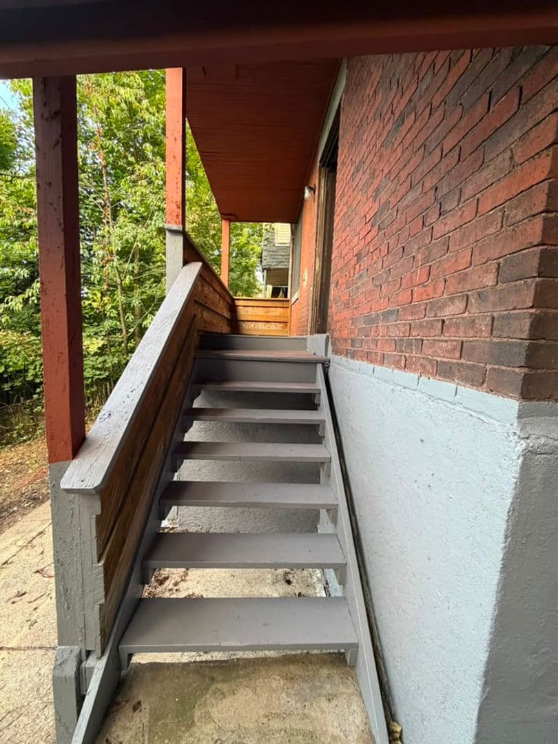 Pittsburgh House: 215 Moore Ave