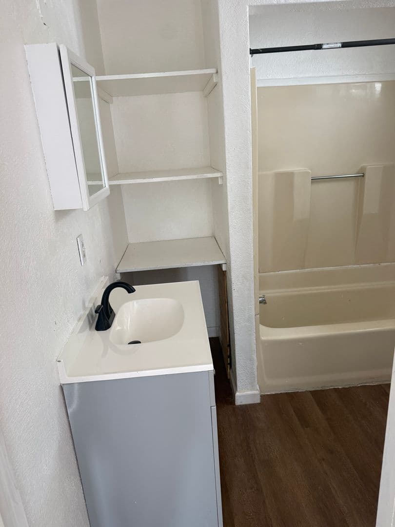 Carnegie Apartment: 512 Carothers Ave