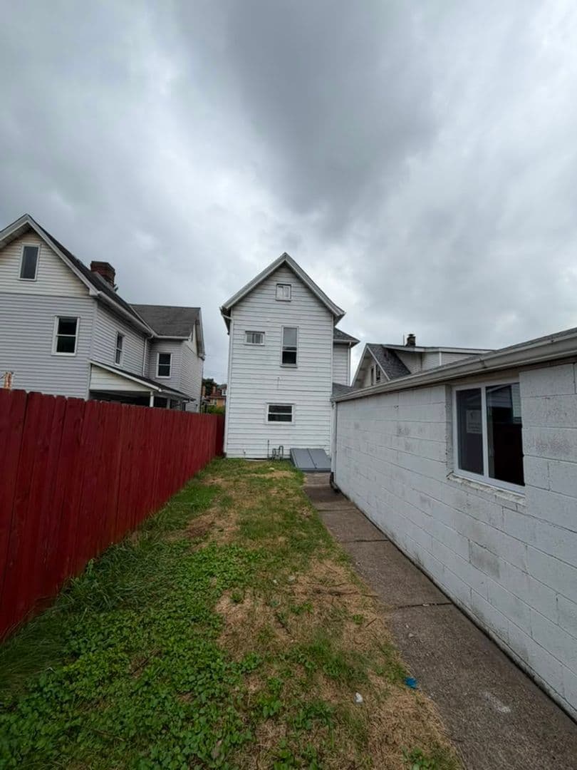 Glassport House: 210 N Monongahela Ave