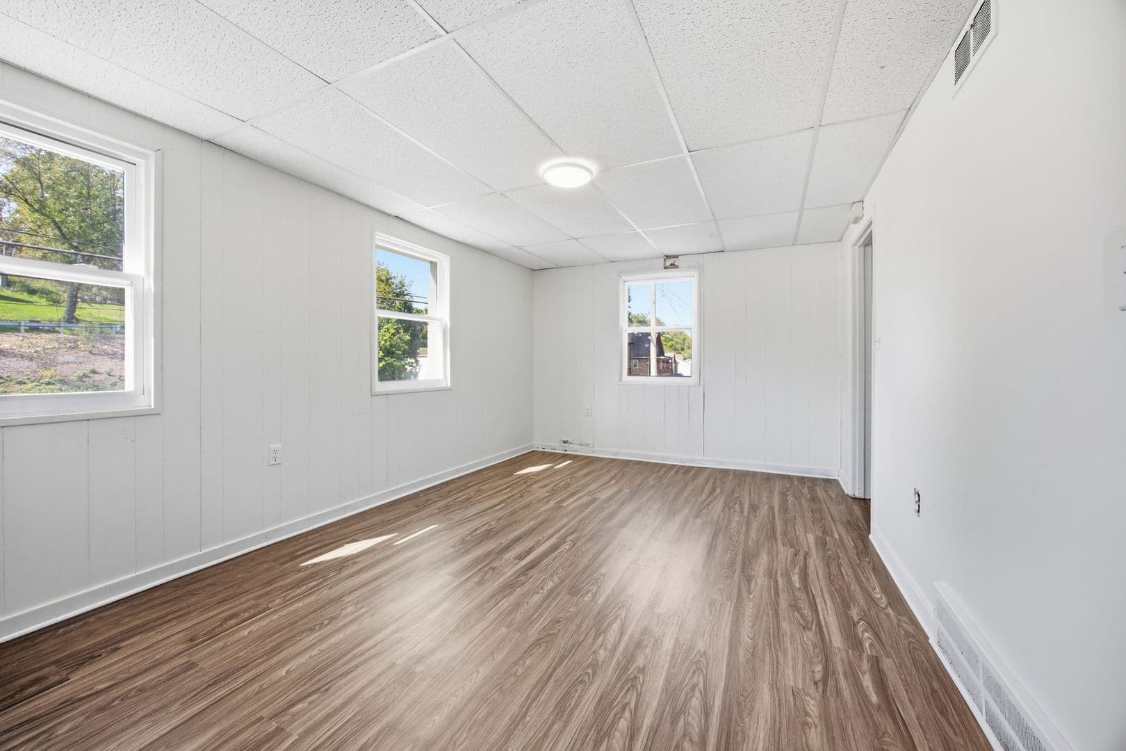 South Park Township Apartment: 6535-6537 Library Road