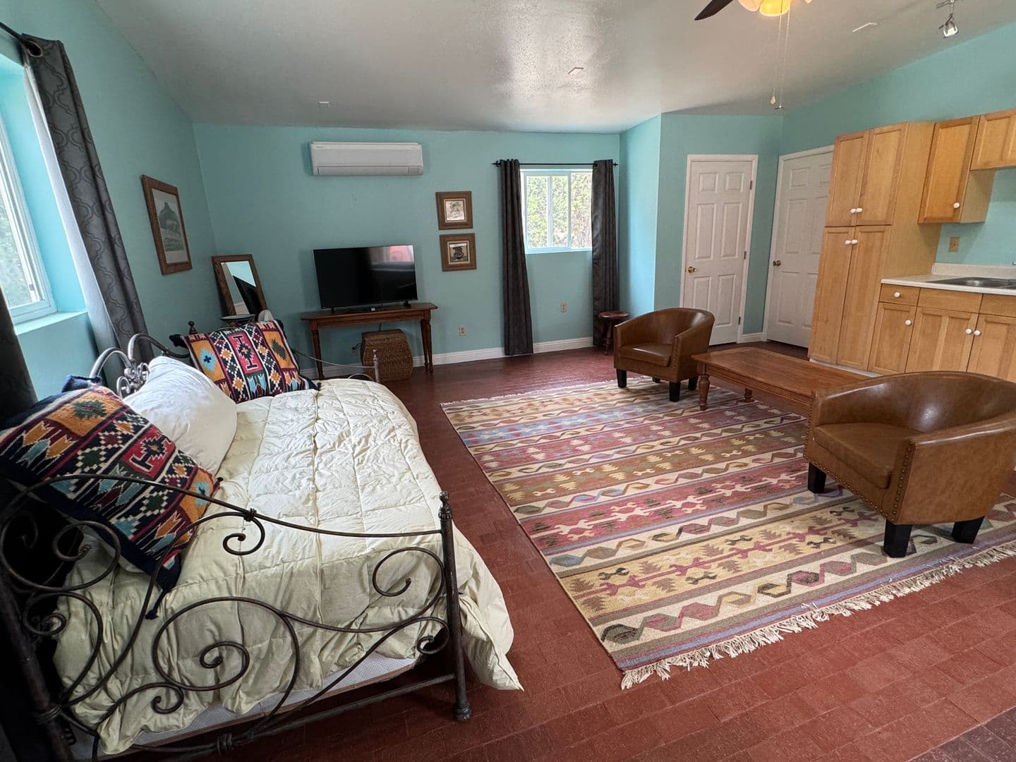 Tijeras House: 20 B Axton Ln