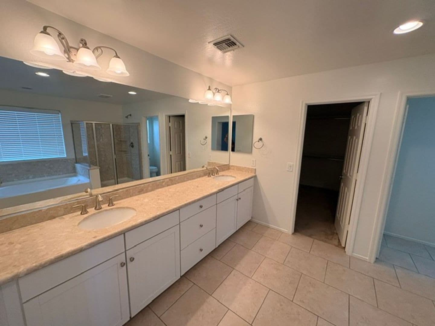 Mesa House: 3031 E Regina St