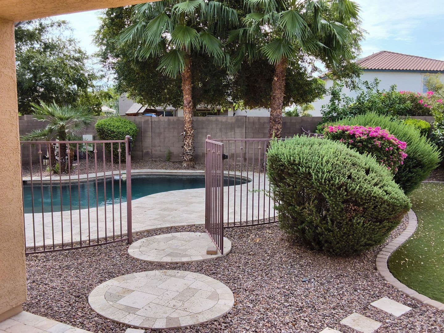 Mesa House: 3031 E Regina St