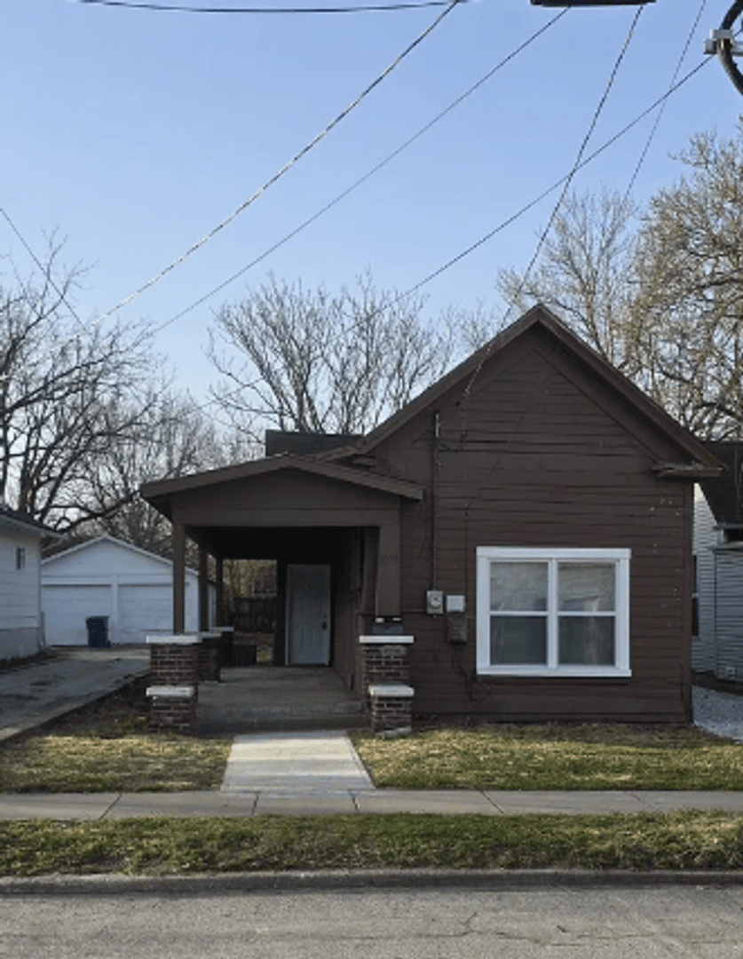 Springfield House: 1050 W State St