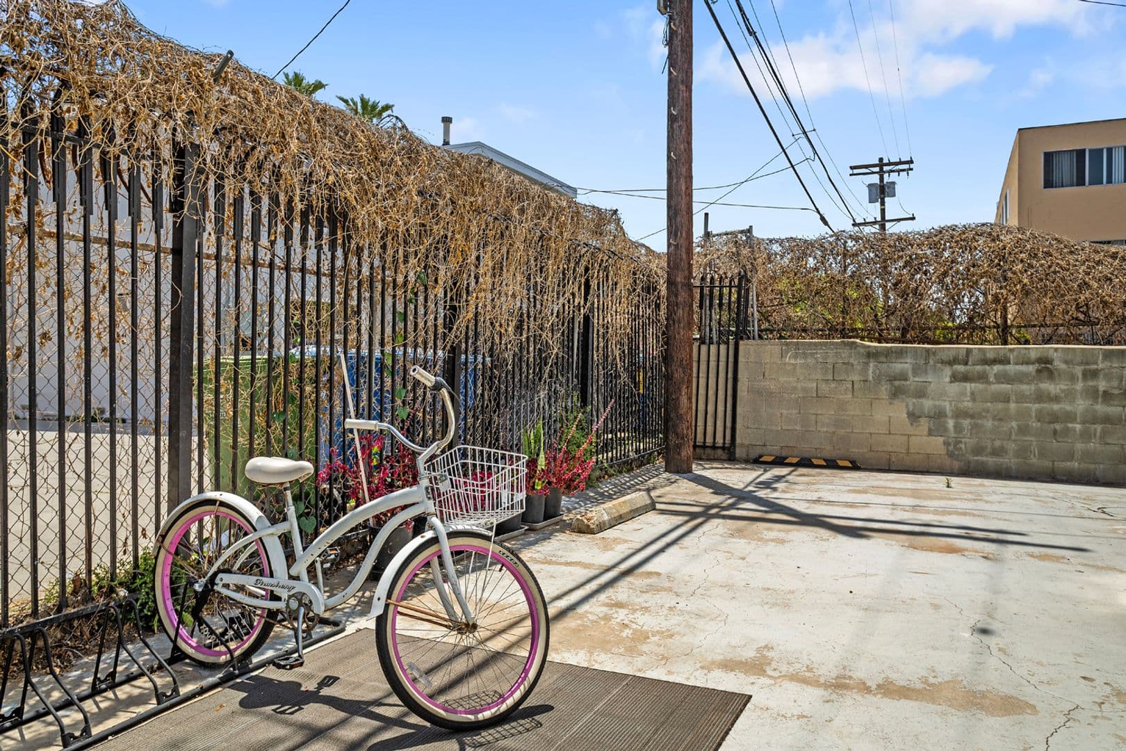 Los Angeles Apartment: 2670 Ellendale Place