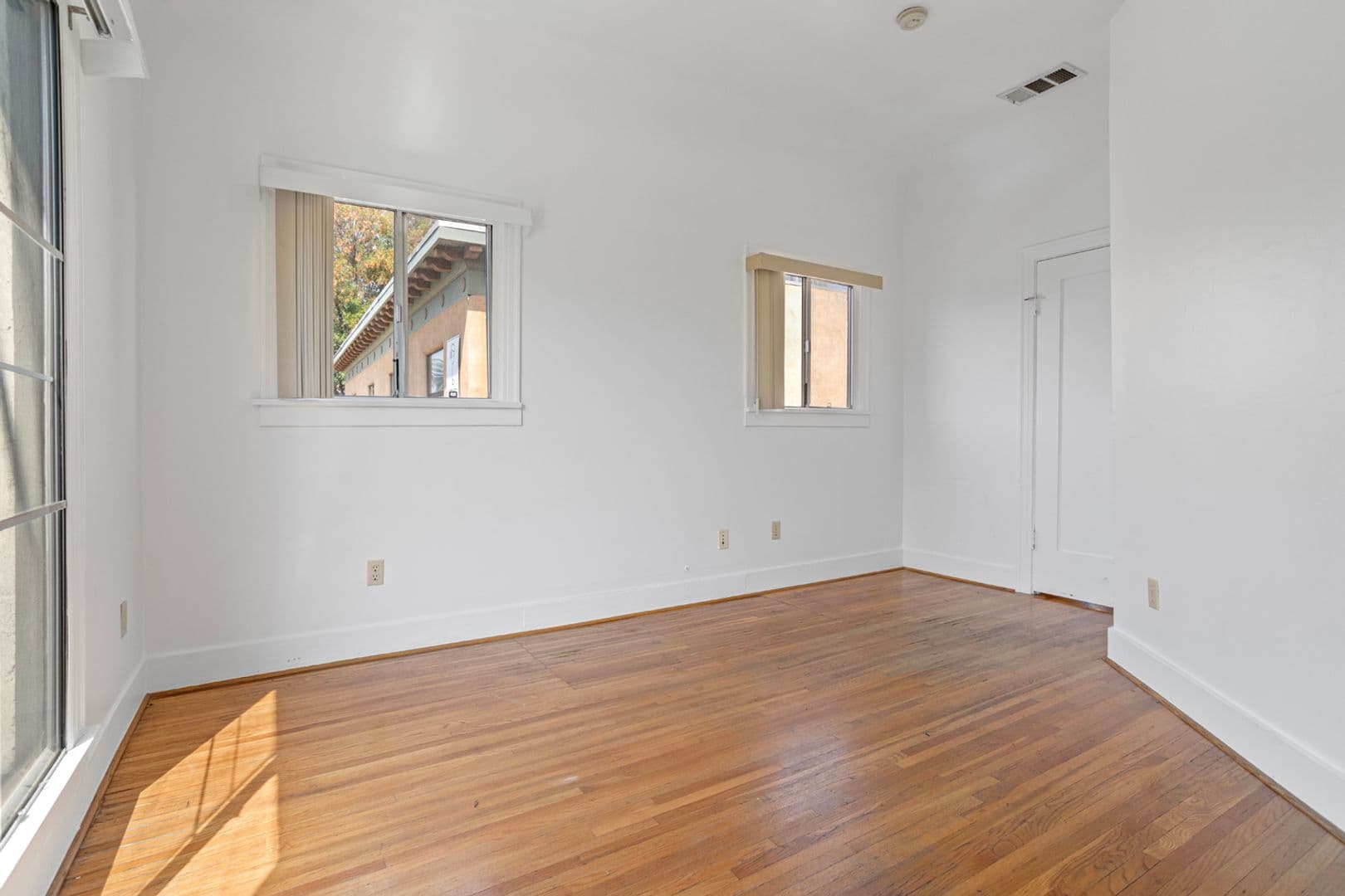 Los Angeles Apartment: 1151 W 29th Street