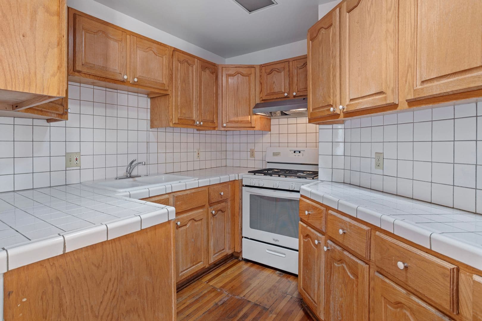 Los Angeles Apartment: 1151 W 29th Street