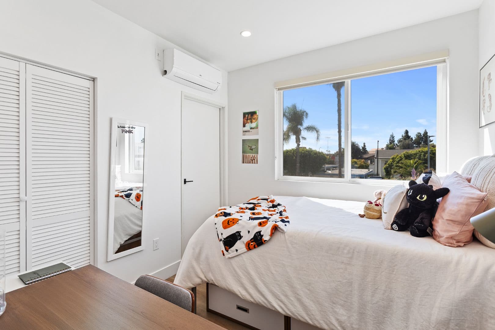 Los Angeles Apartment: 2714 Portland Street