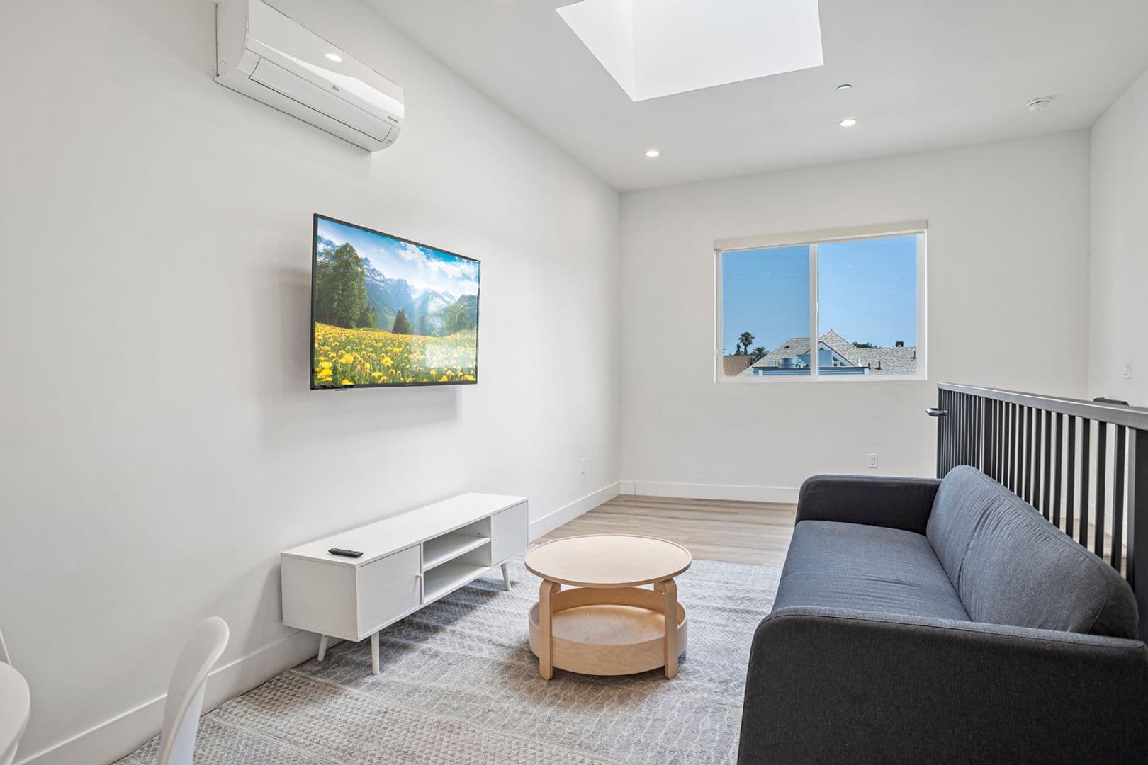 Los Angeles Apartment: 2714 Portland Street