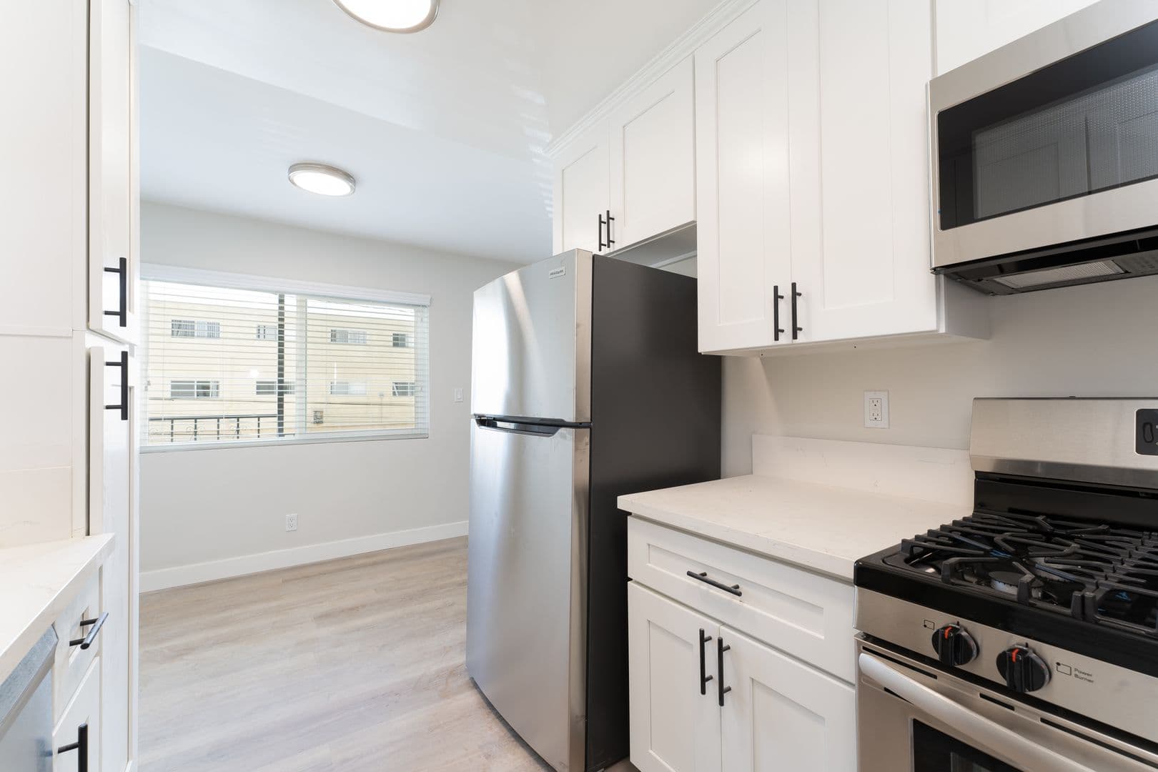 Los Angeles Apartment: 2670 Ellendale Place