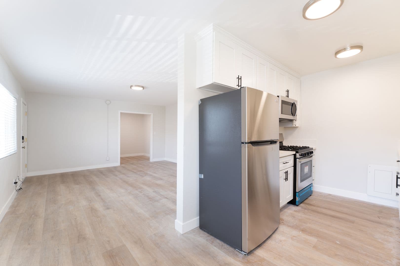 Los Angeles Apartment: 2670 Ellendale Place