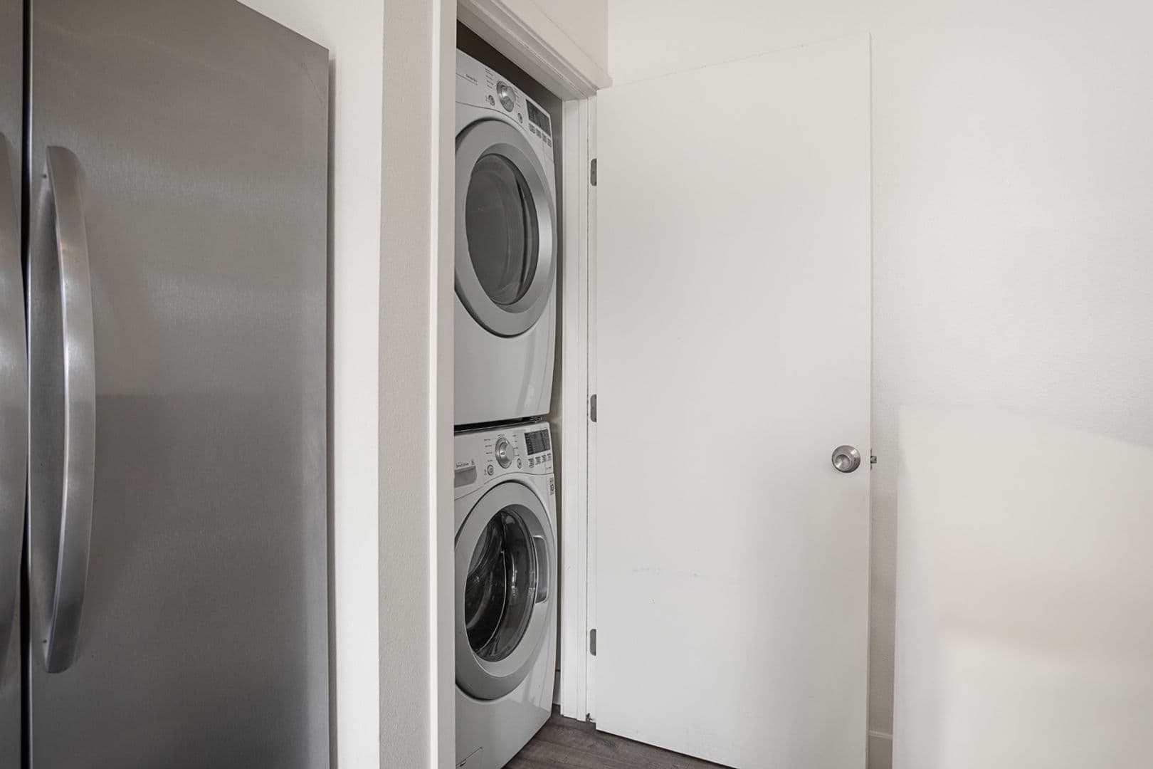 Los Angeles Apartment: 2802 Ellendale Place