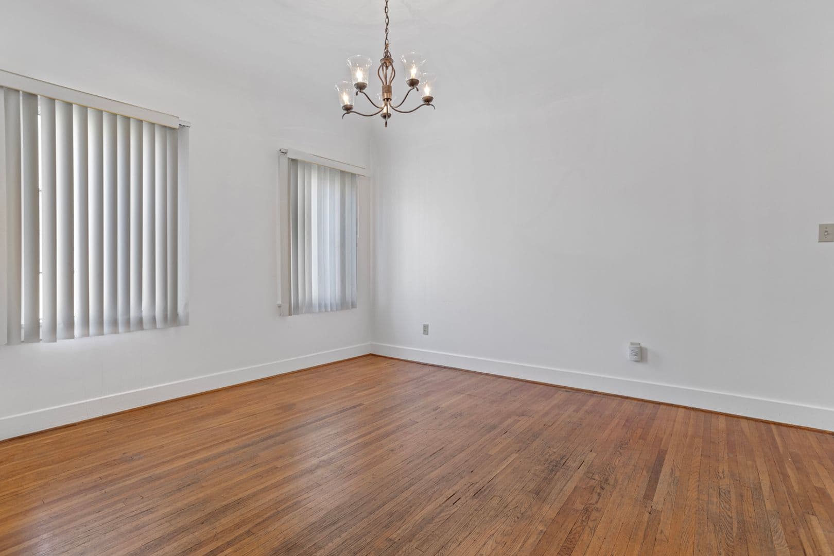 Los Angeles Apartment: 1151 W 29th Street