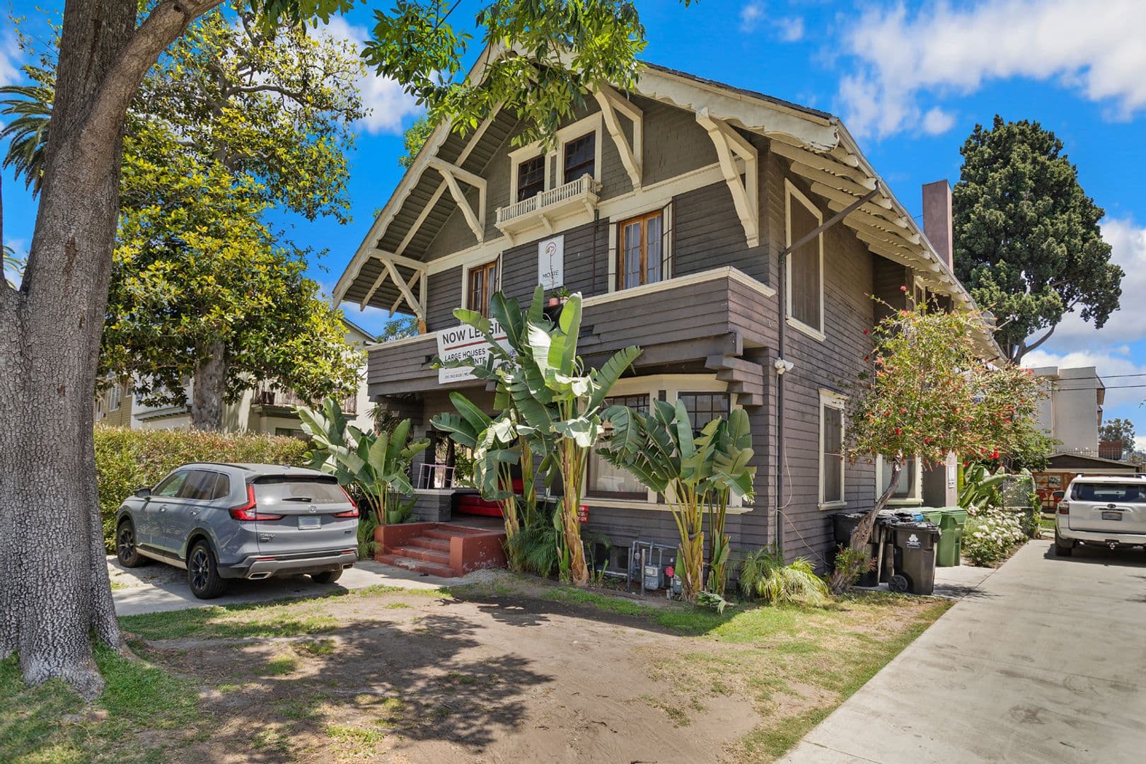 Los Angeles Apartment: 2706 Menlo Avenue