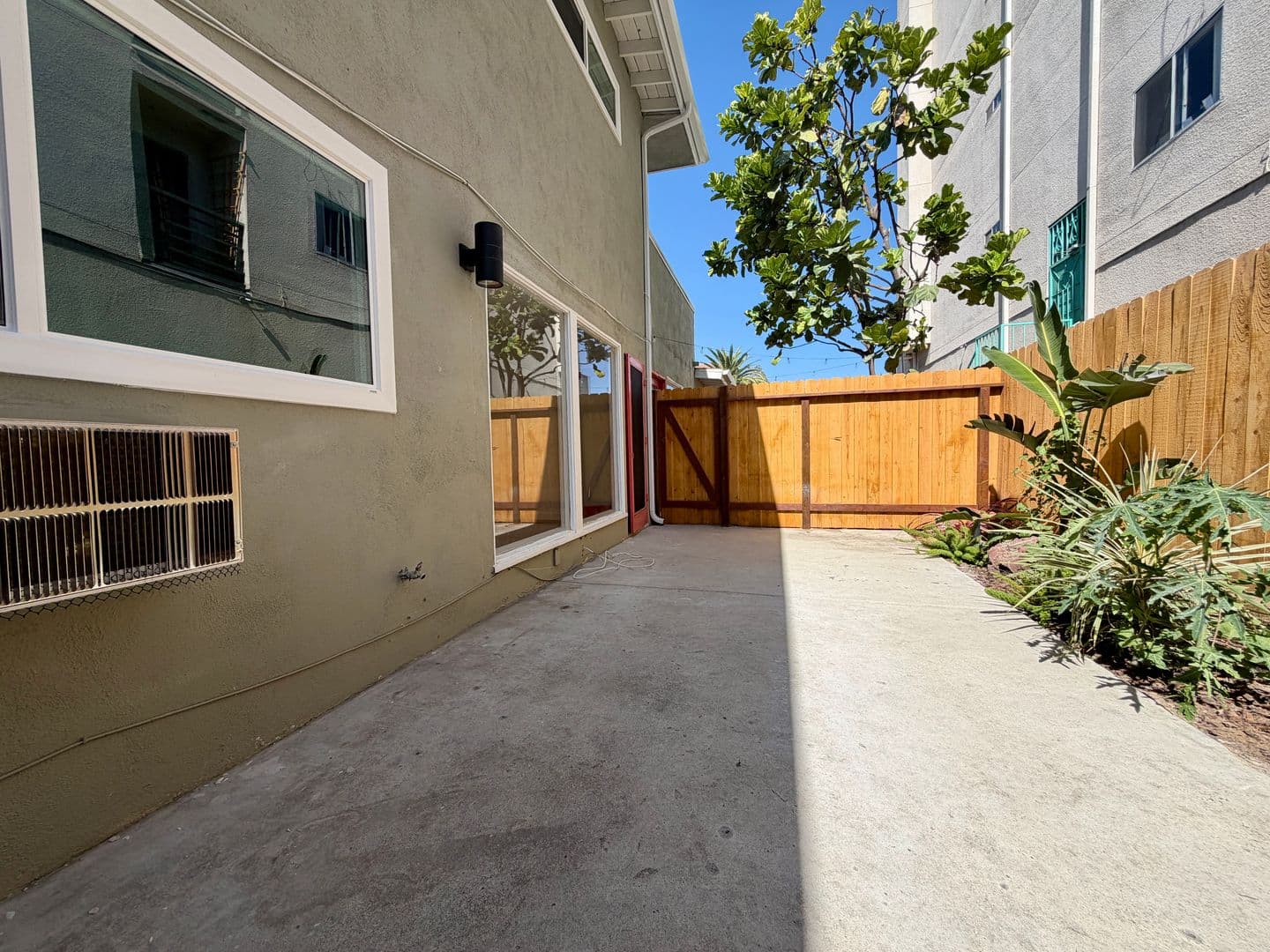 Los Angeles Apartment: 3741-3745 Jasmine Ave