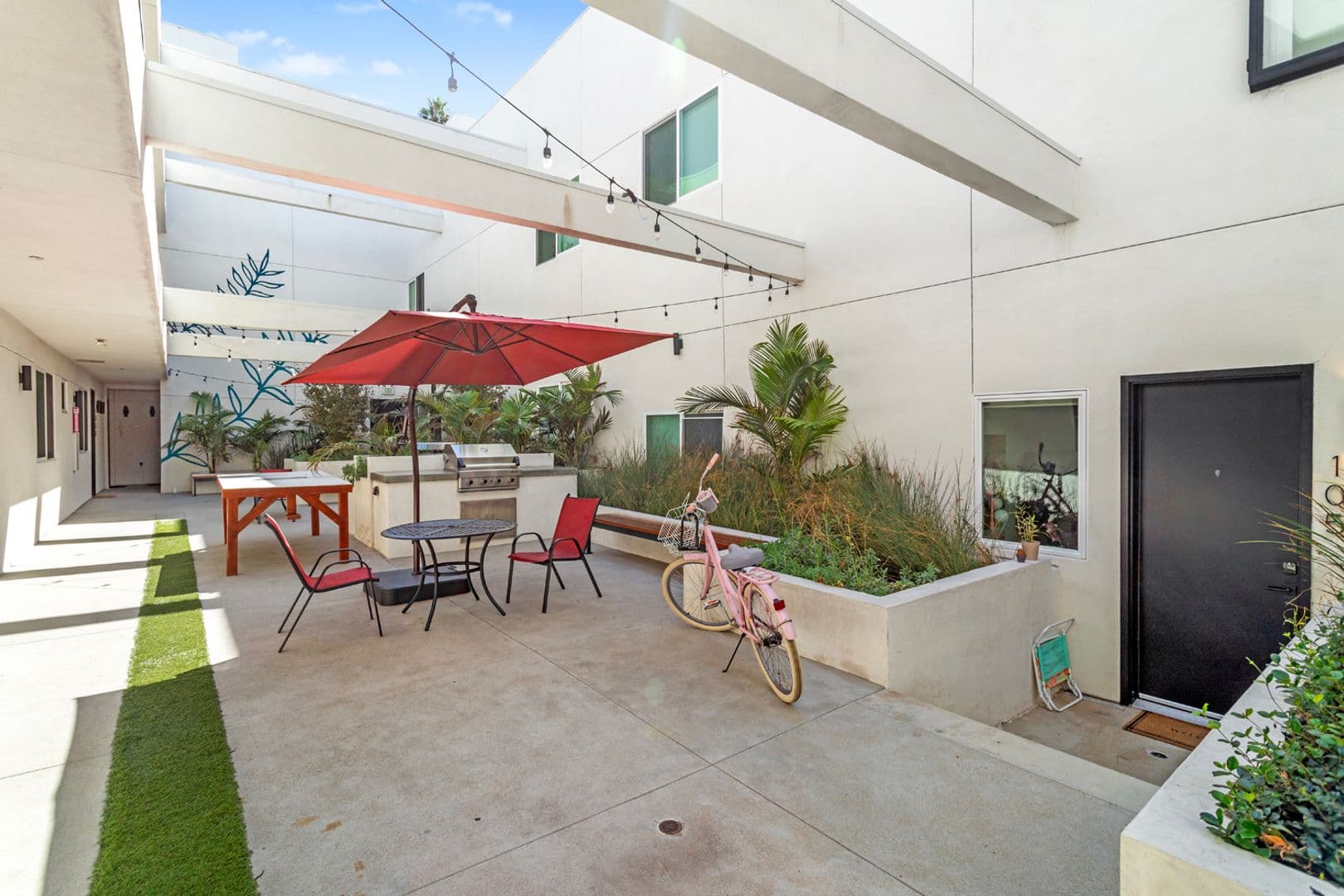 Los Angeles Apartment: 2714 Portland Street