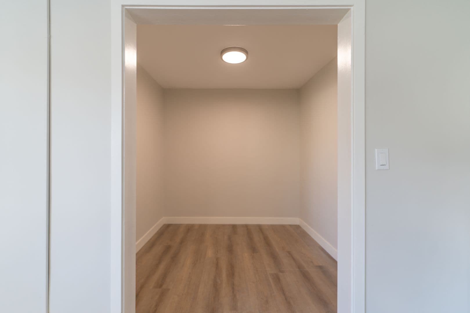 Los Angeles Apartment: 2670 Ellendale Place