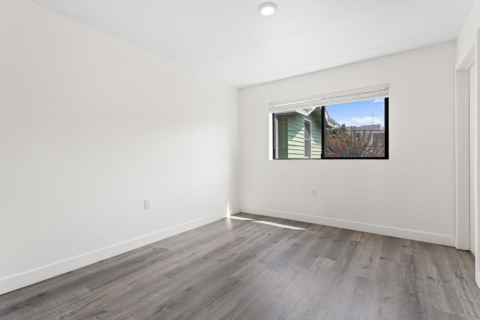 Los Angeles Apartment: 2802 Ellendale Place