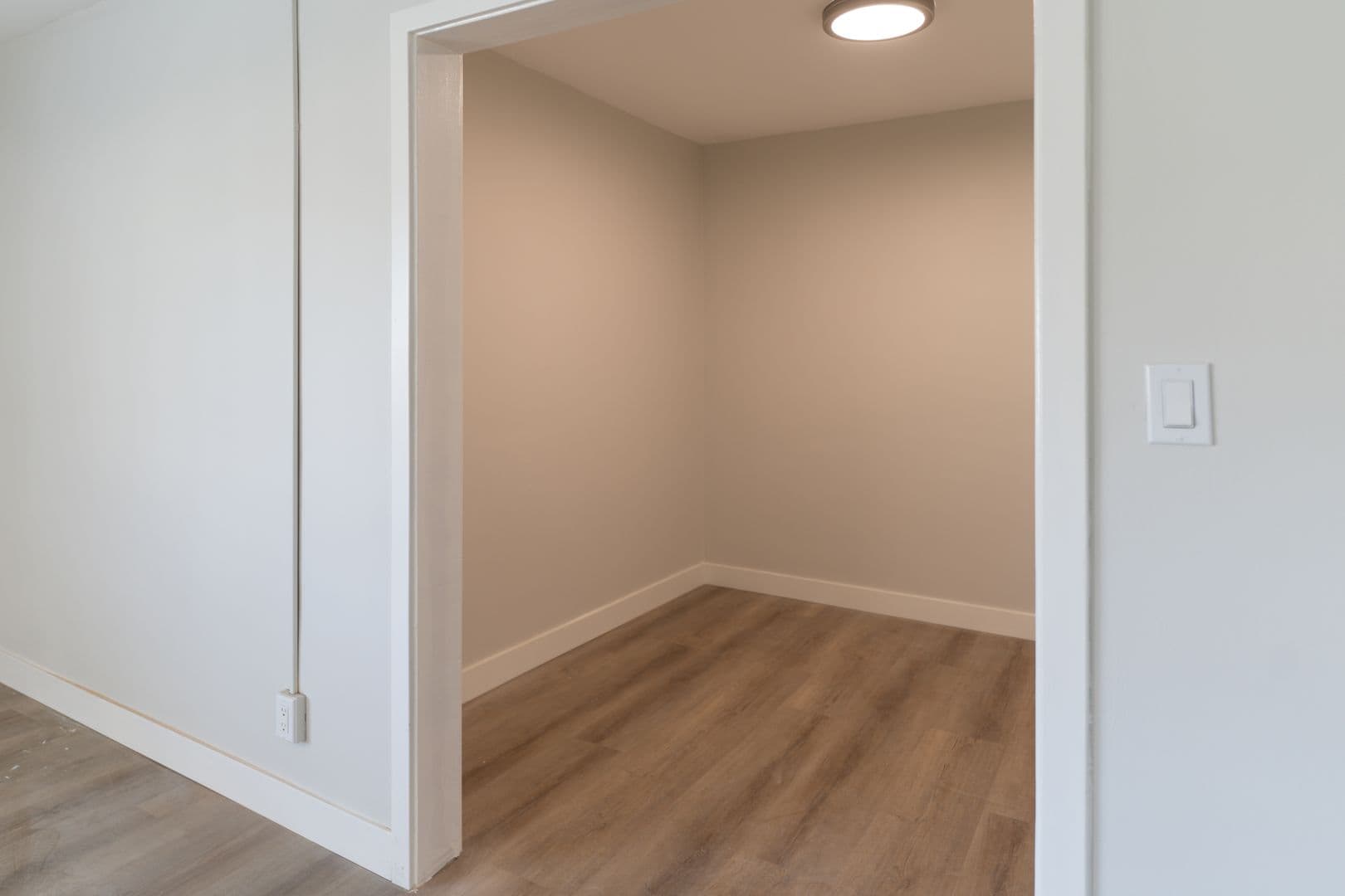 Los Angeles Apartment: 2670 Ellendale Place
