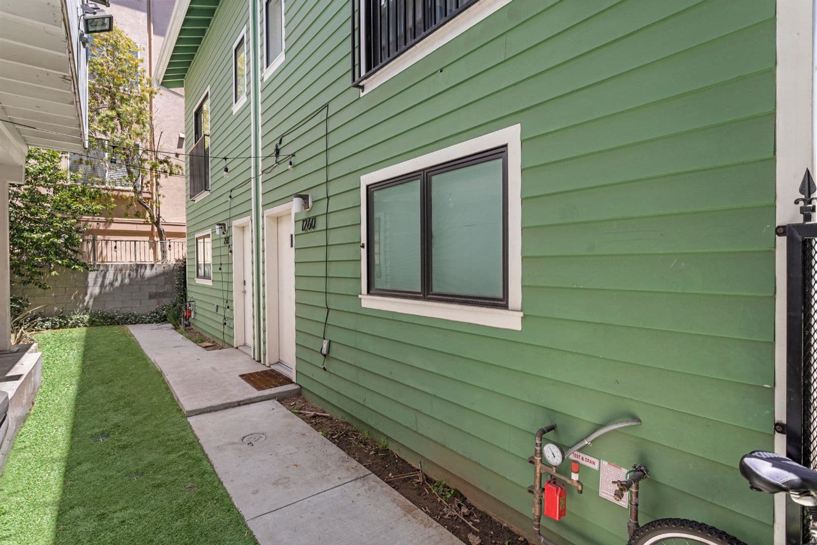 Los Angeles Apartment: 1256 W Adams Blvd.
