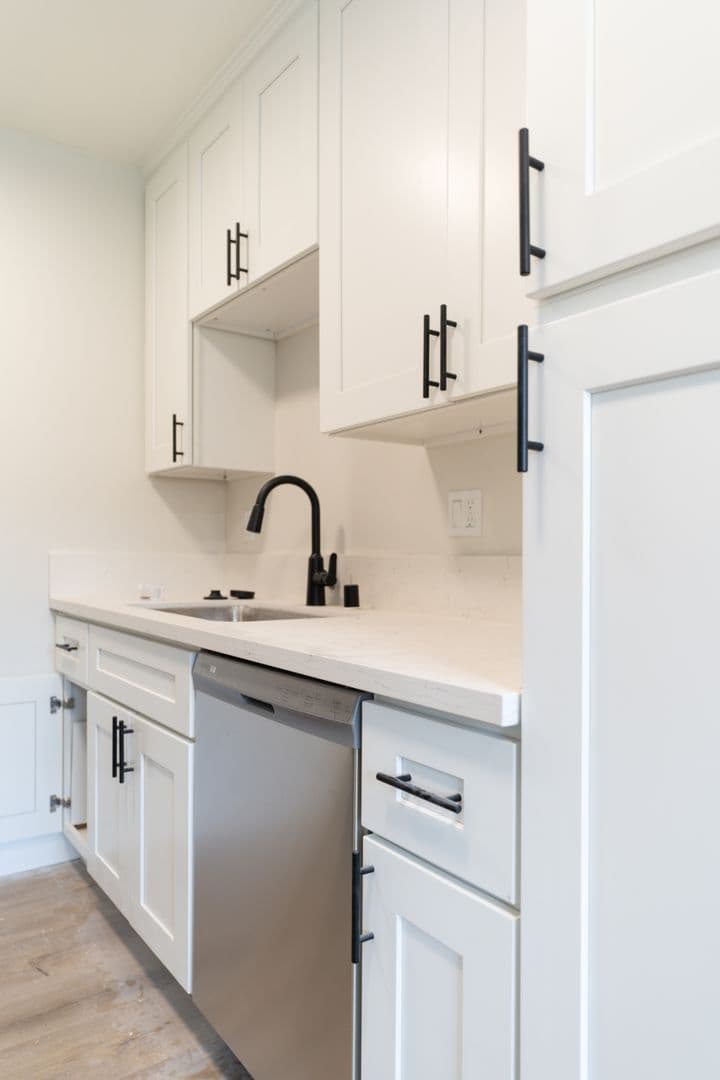 Los Angeles Apartment: 2670 Ellendale Place