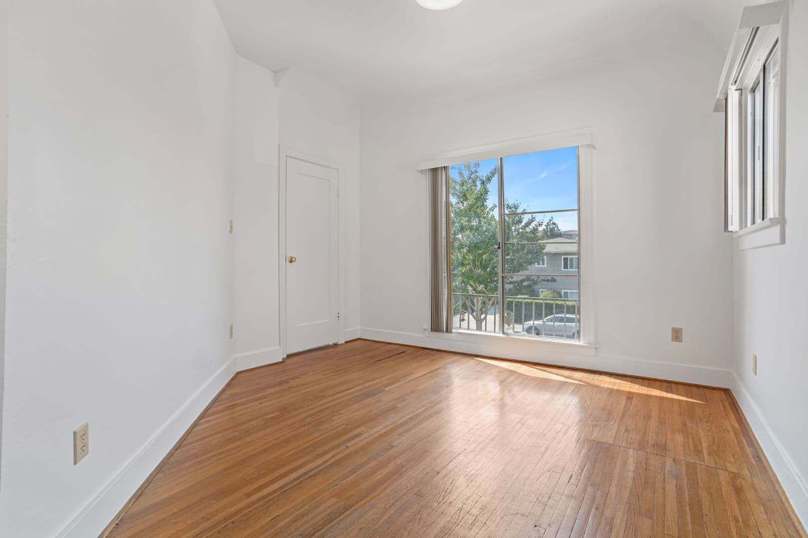 Los Angeles Apartment: 1151 W 29th Street