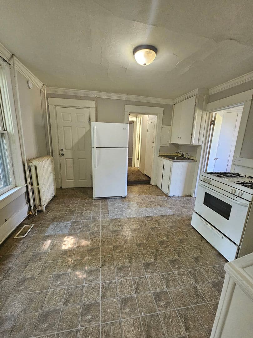 Rock Island Apartment: 2824 8th Ave.