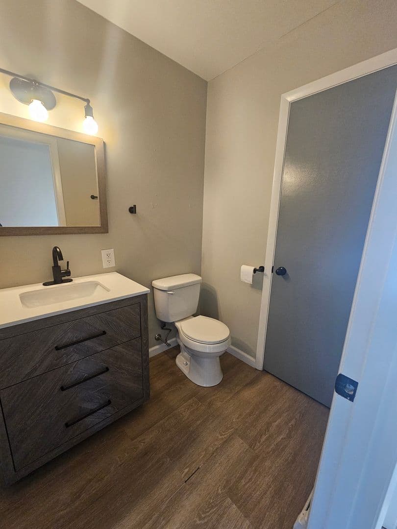 Davenport Apartment: 1656-1666 W 42nd St.