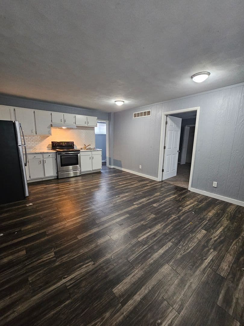 Davenport Apartment: 313 E Locust Street