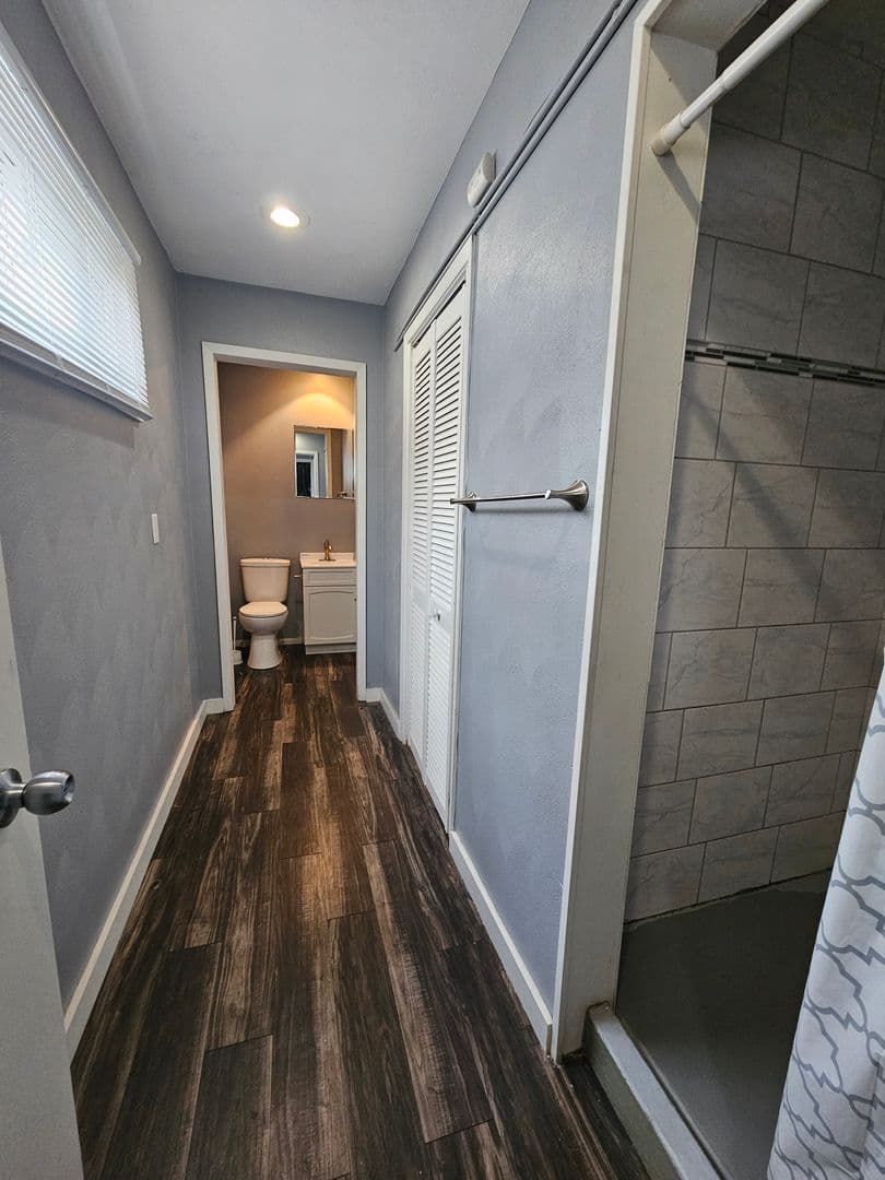 Davenport Apartment: 313 E Locust Street