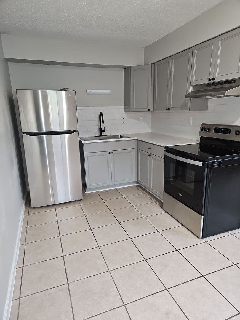 Davenport Apartment: 3528 Heatherton Drive