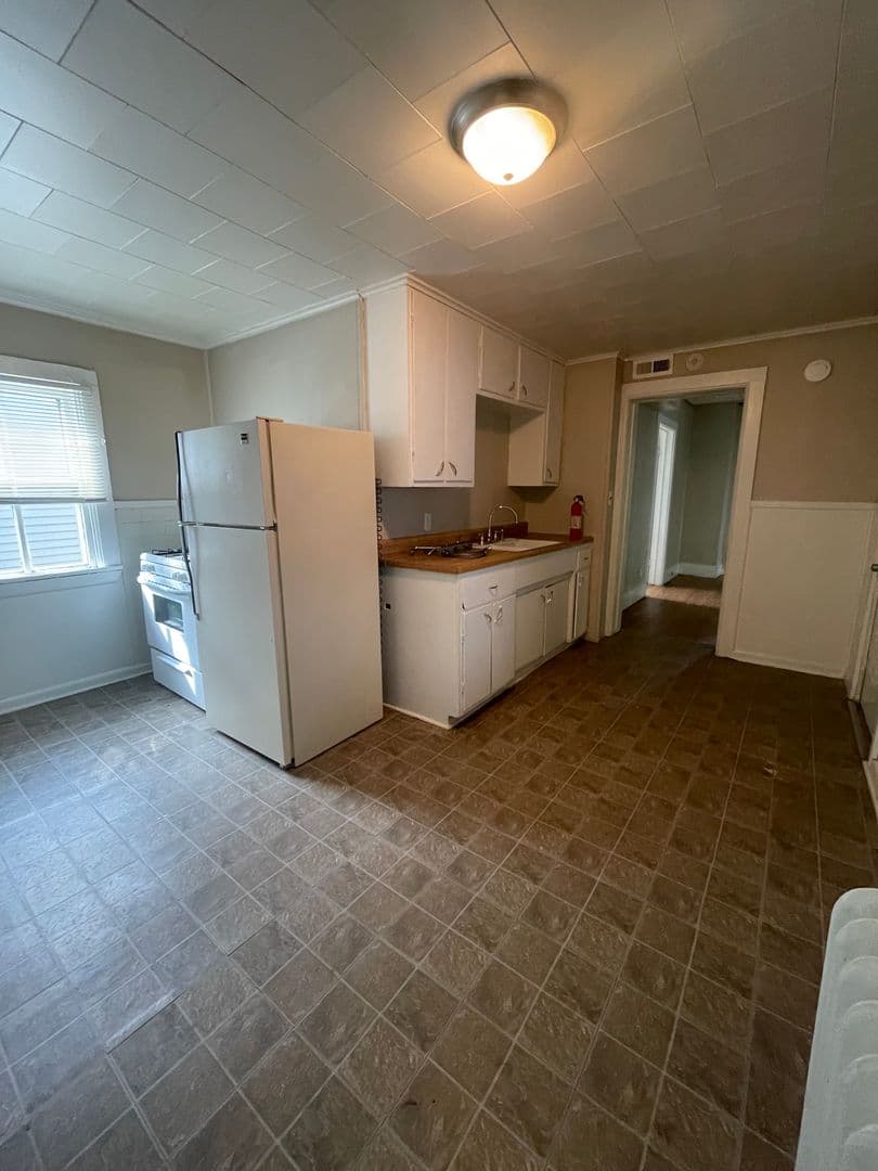 Rock Island Apartment: 2824 8th Ave.