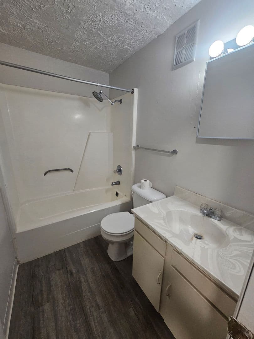 Aledo Apartment: 804 SW 4th St.