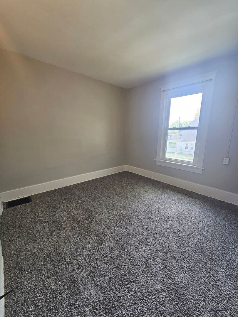 Davenport Apartment: 1502 W Pleasant St.