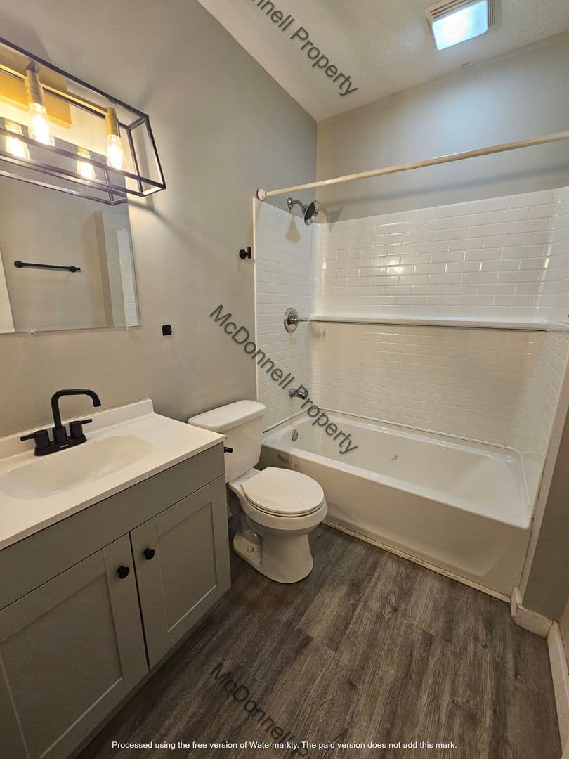 Davenport Apartment: 2042-2046 W 4th St.
