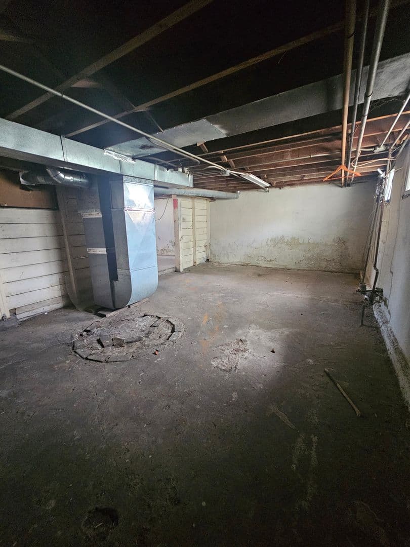 Davenport Apartment: 1502 W Pleasant St.