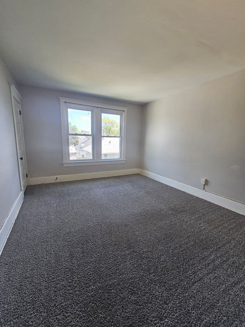 Davenport Apartment: 1502 W Pleasant St.