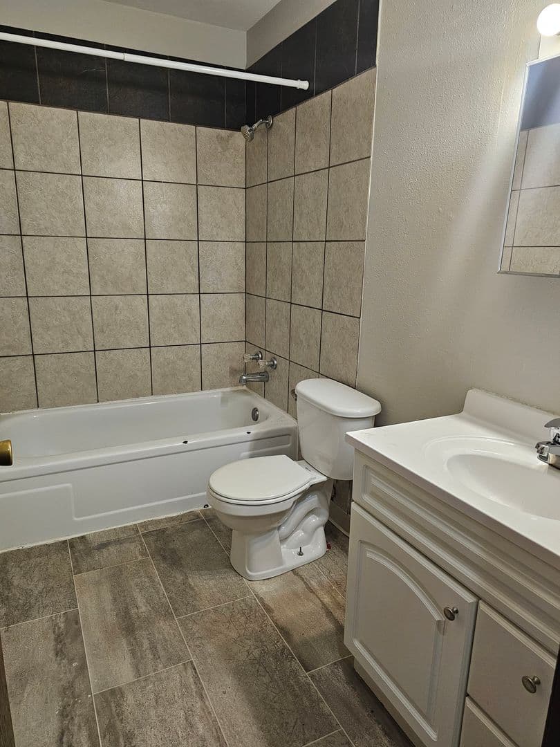 Davenport Apartment: 710 W 63rd St.