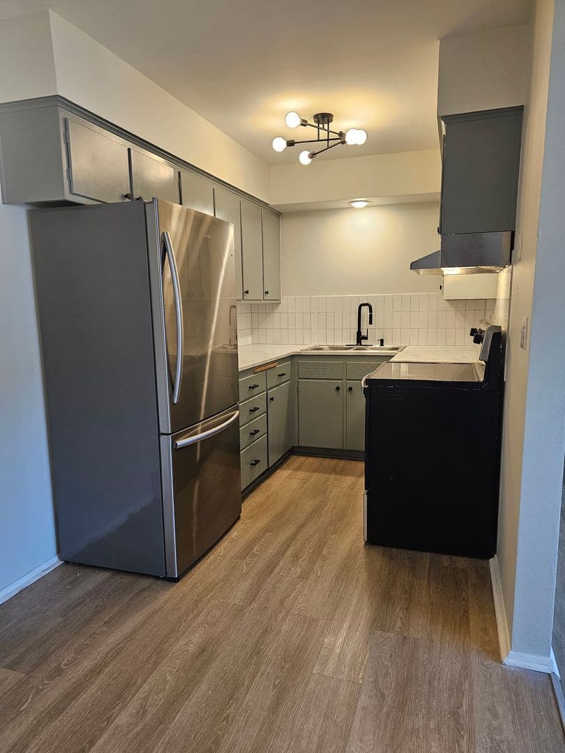 Davenport Apartment: 1656-1666 W 42nd St.