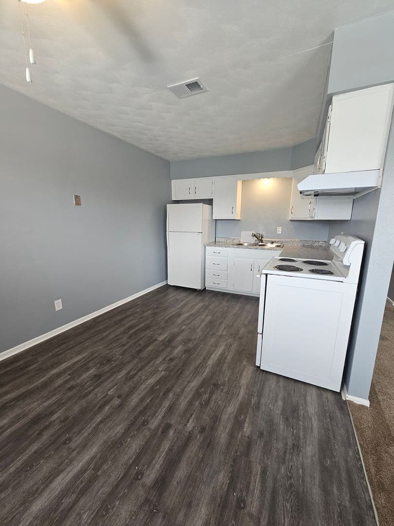 Davenport Apartment: 644 W 63rd Street