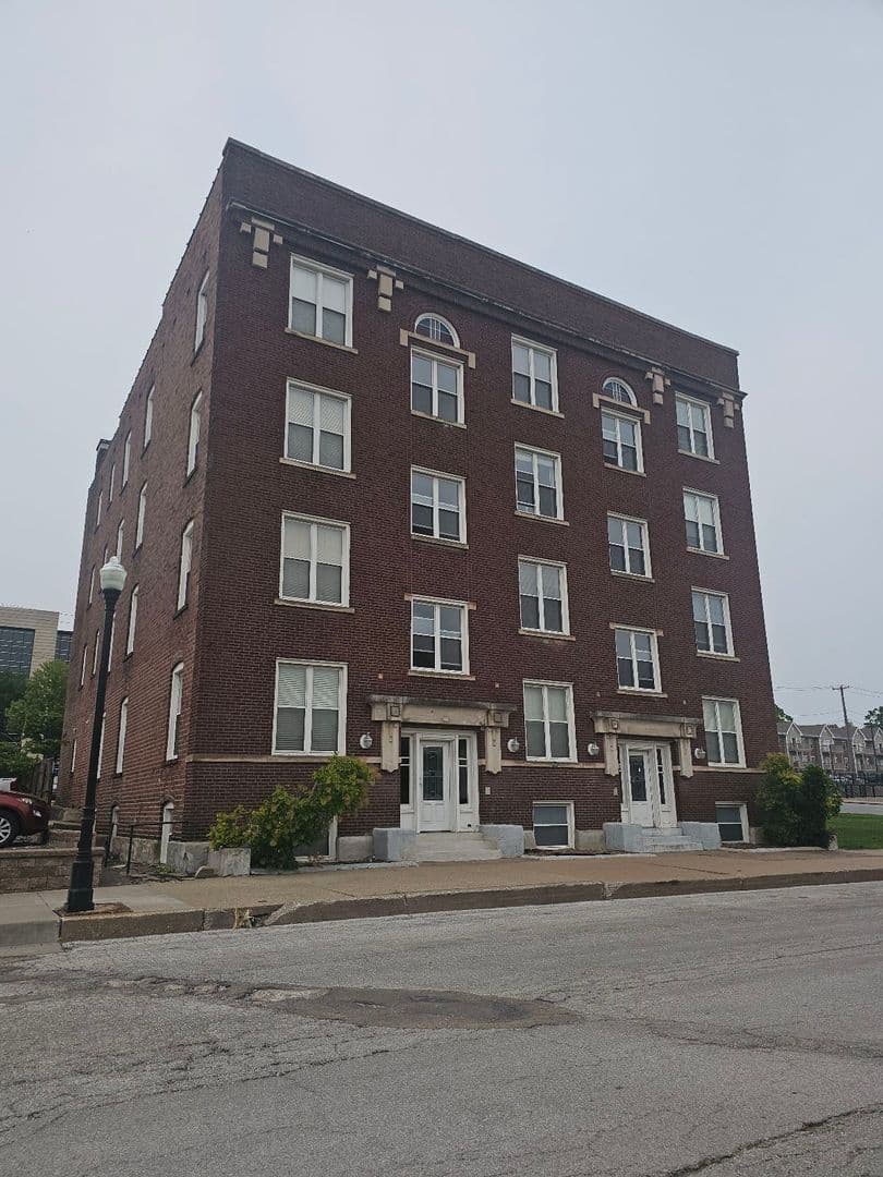 Davenport Apartment: 108 W 5th Street
