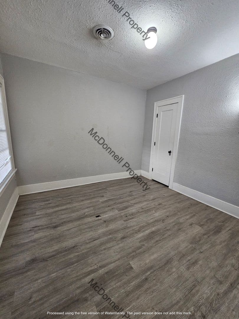 Davenport Apartment: 2042-2046 W 4th St.