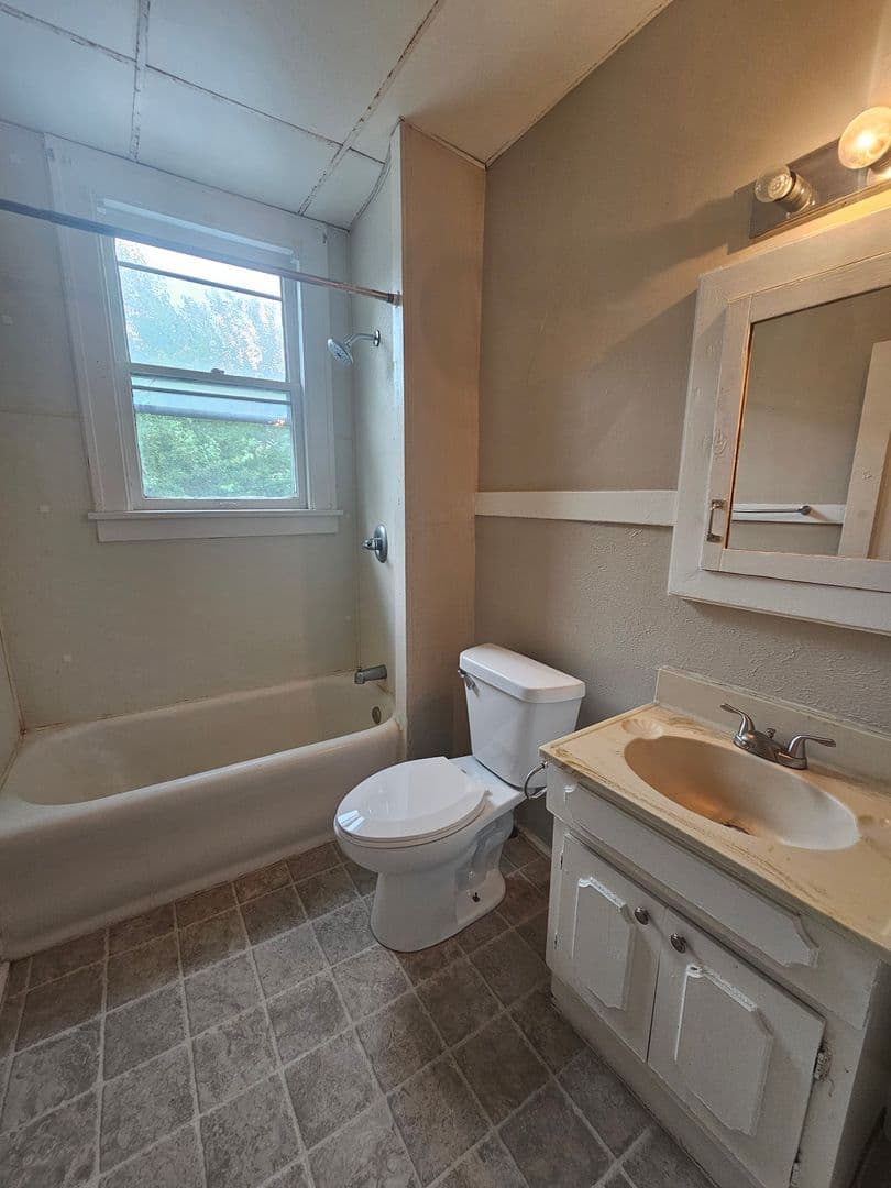 Davenport Apartment: 2148 Telegraph Rd.