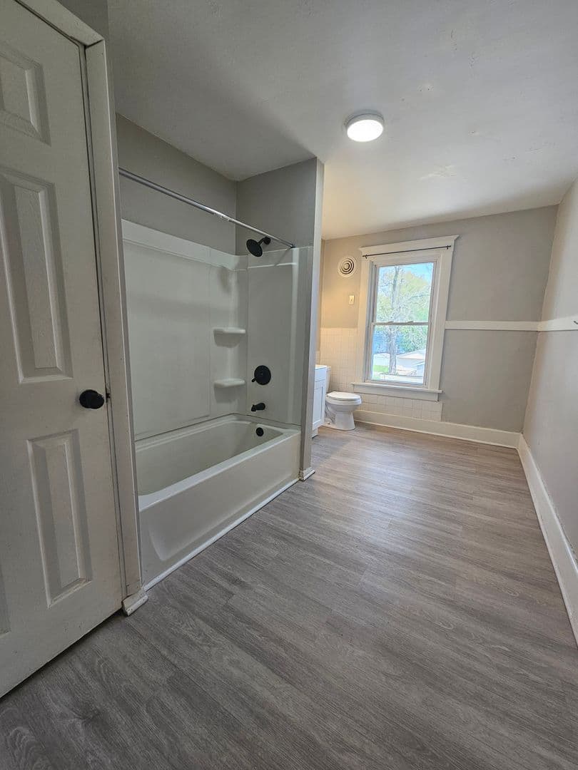 Davenport Apartment: 1502 W Pleasant St.