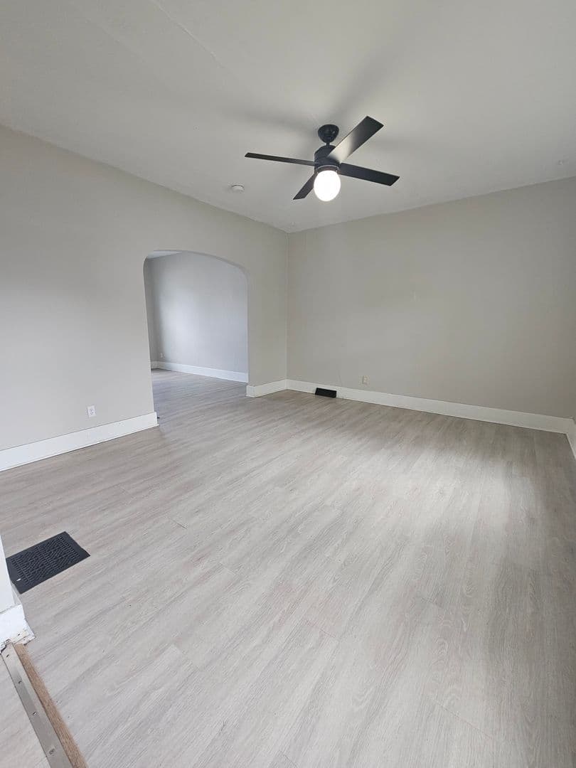 Davenport Apartment: 1502 W Pleasant St.
