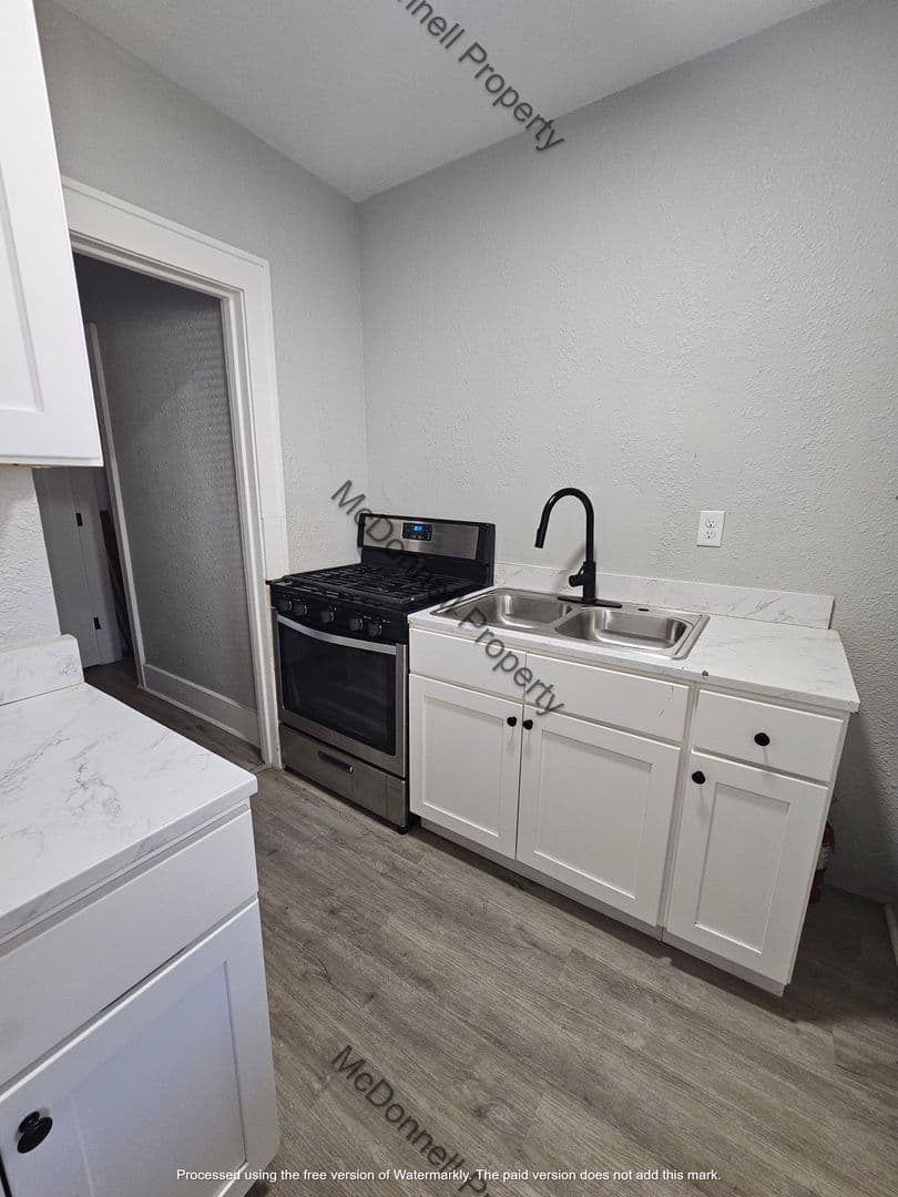 Davenport Apartment: 2042-2046 W 4th St.