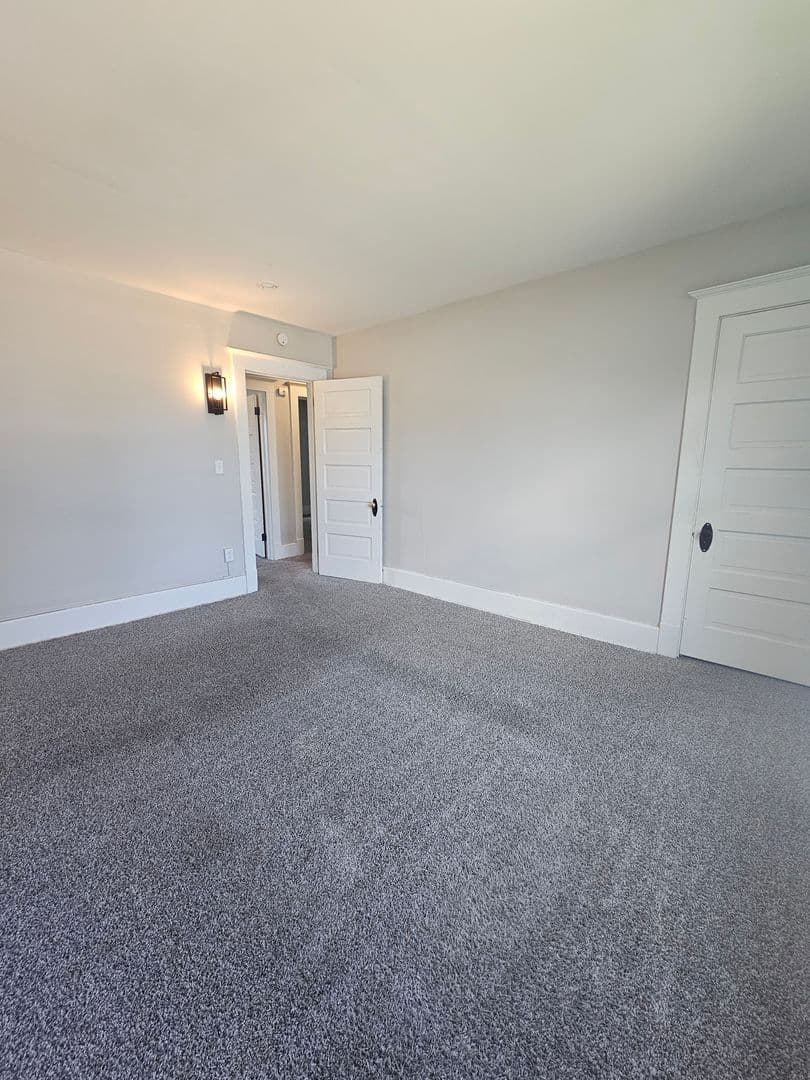 Davenport Apartment: 1502 W Pleasant St.