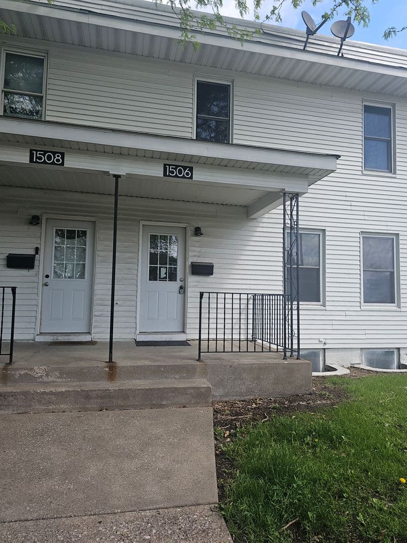 Davenport Apartment: 1502 W Pleasant St.